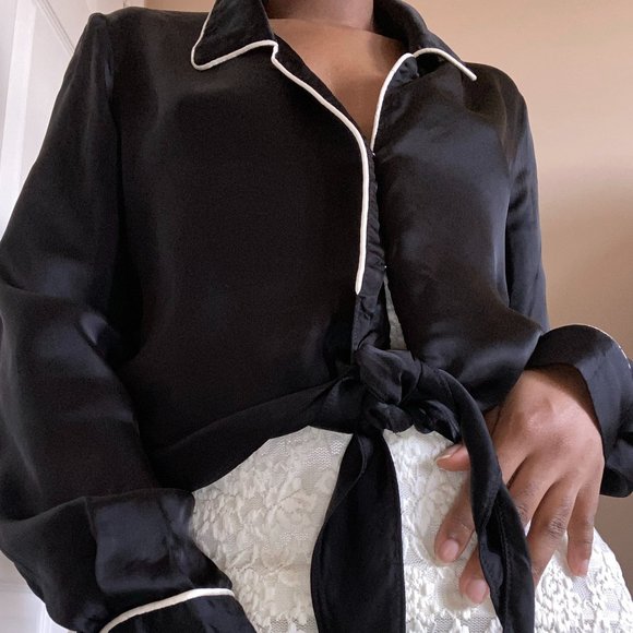 Black Aritzia Wrap Top with White Piping - Picture 9 of 9